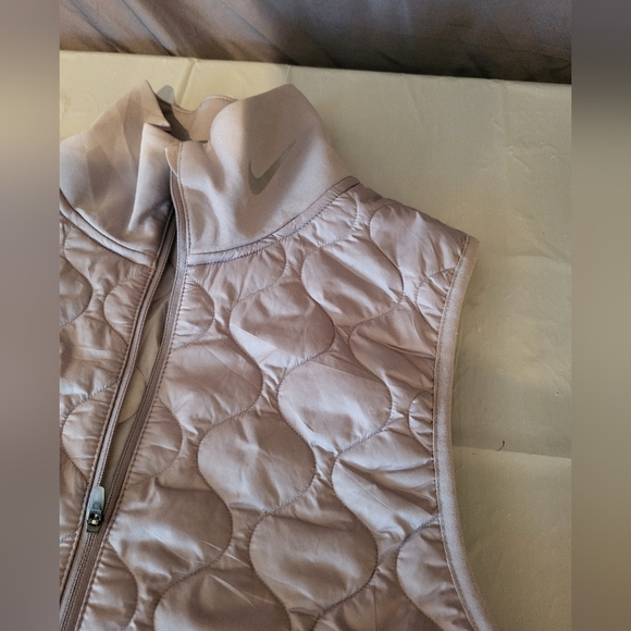 Nike Aerolayer Quilted Vest Grey with Black Accents, Size Small - Picture 4 of 6